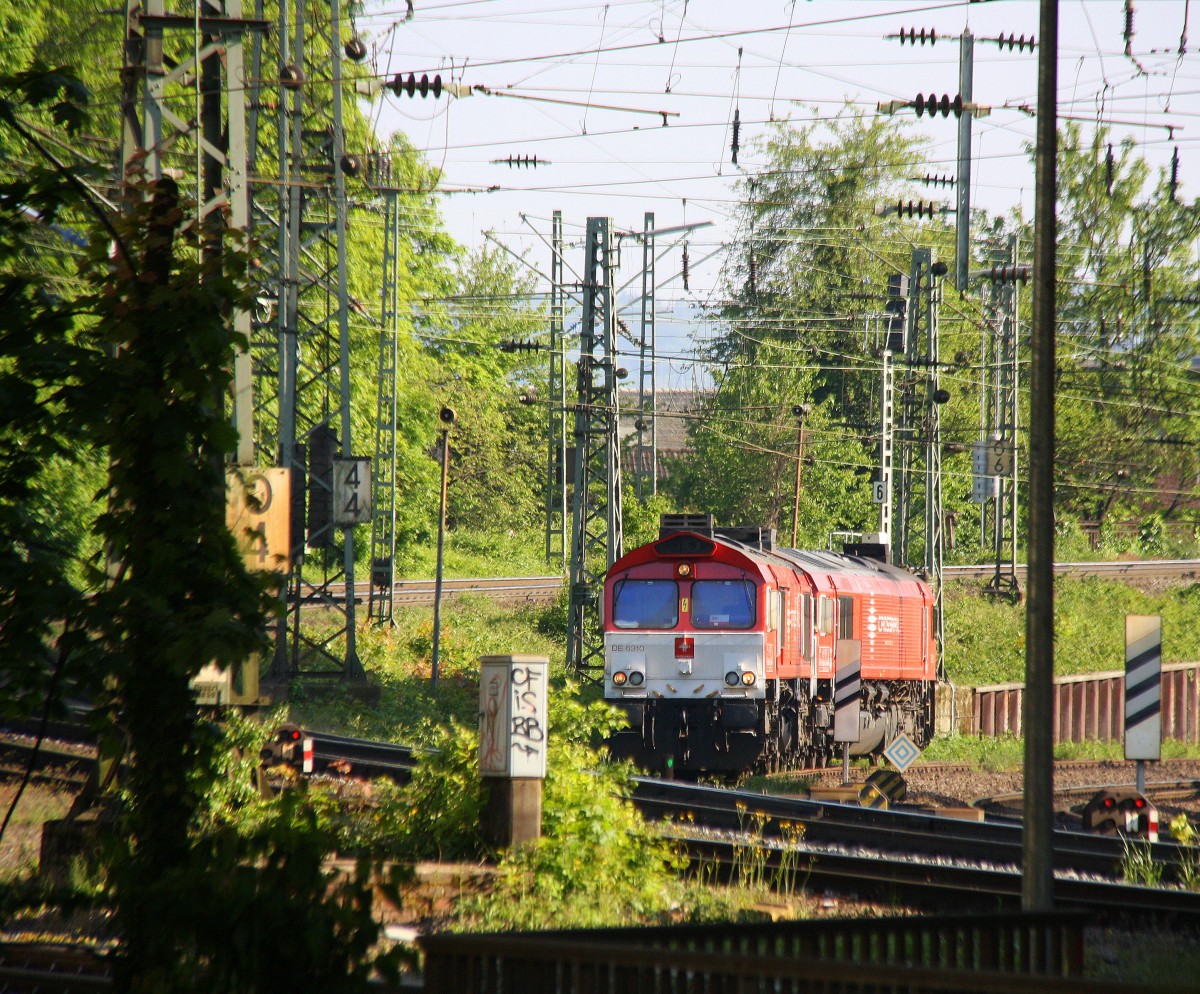 Zwei Class 66 DE6310  Griet  und die DE6311  Hanna  beide von Crossrail stehen mit Licht an auf dem Abstellgleis in Aachen-West. Aufgenommen von der Treppe zur Turmstraße in Aachen bei schönem Sonnenschein am Abend vom 17.5.2014.