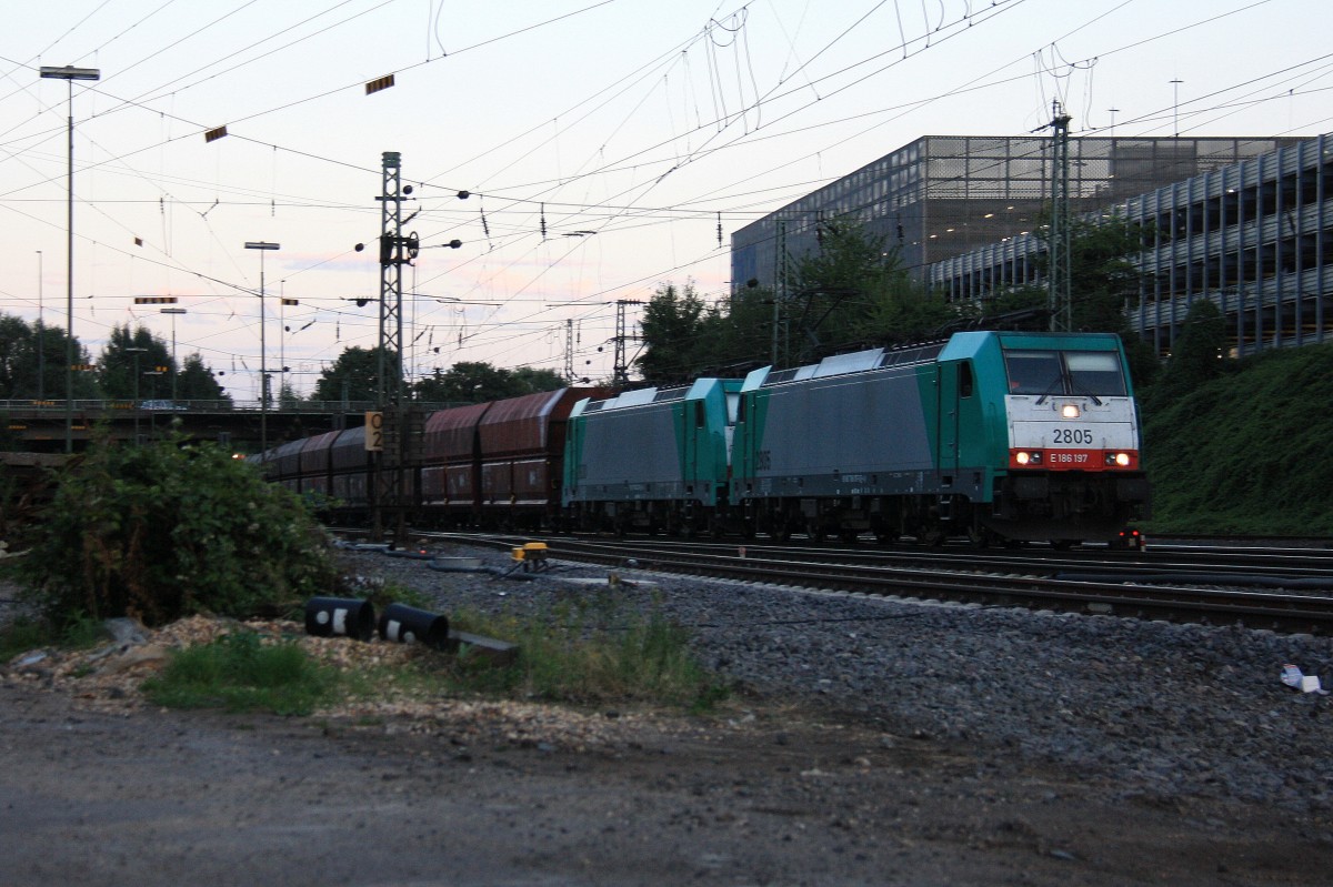 Zwei Cobra 2805 und 2830 kommen mit einem langen Kalkzug aus Yves-Gomez�e(B) nach Millingen und fahren in Aachen-West ein in der Abendsonne am einem sch�nem Sommerabend am 16.8.2013.
