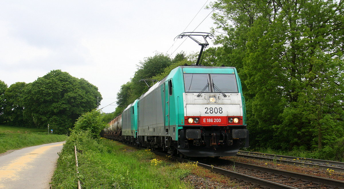 Zwei Cobra 2808 und 2836 kommen aus Richtung Montzen/Belgien mit einem langen  Kesselzug aus Antwerpen-Rhodesie(B) nach Schwedt(Oder)  und fahren die Rampe nach Aachen-West hinunter. 
Aufgenommen an der Montzenroute am Gemmenicher-Weg. 
Bei Sonne und Regenwolken am Nachmittag vom 20.5.2016.