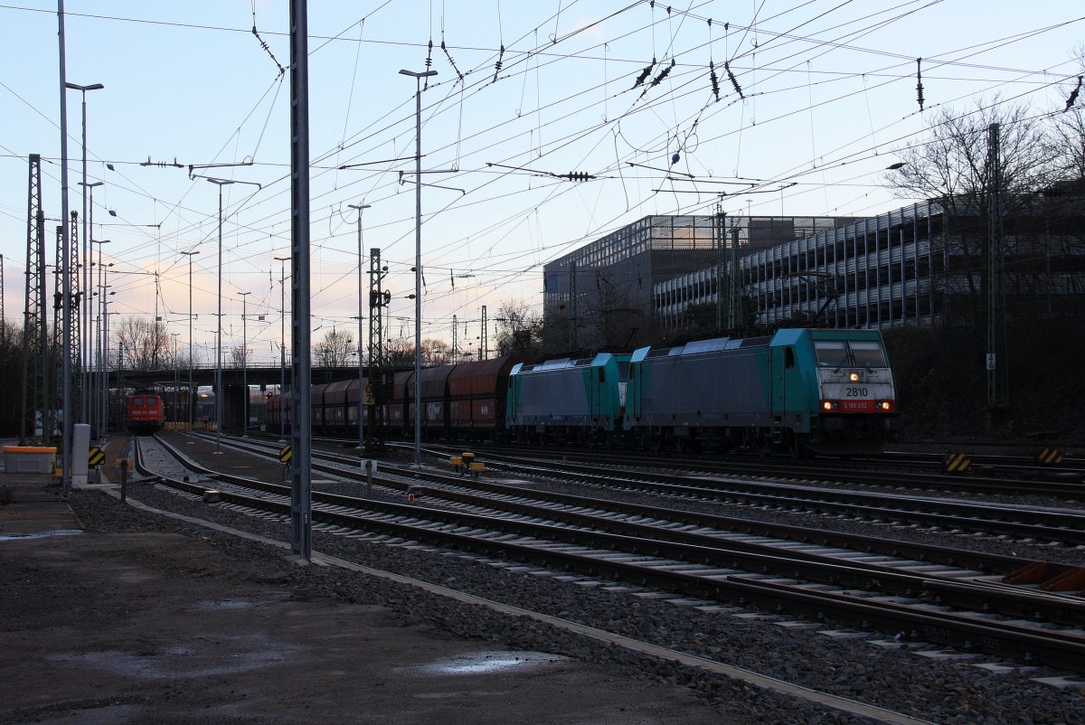 Zwei Cobra 2810 und 2808 kommen mit einem langen Kalkzug aus Yves-Gomezée(B) nach Millingen und fahren in Aachen-West am Nachmittag vom 29.12.2013.