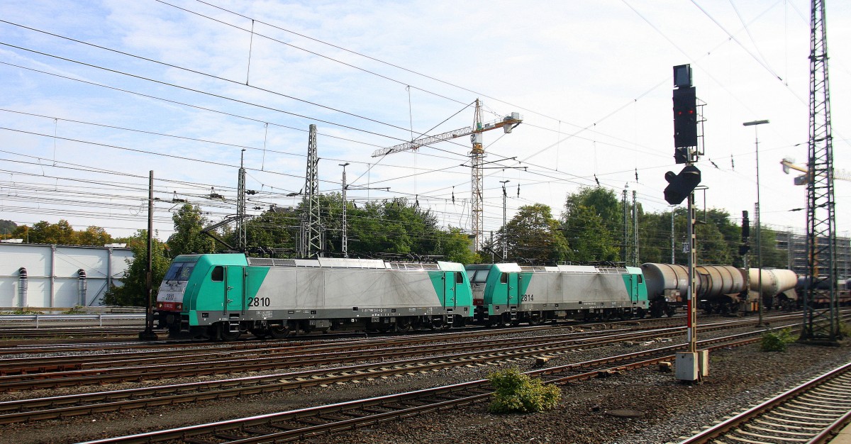 Zwei Cobra 2810 und 2814 kommen aus Richtung Köln,Aachen-Hbf mit einem langen gemischten Güterzug aus Köln-Greberg nach Antwerpen-Noord(B) und fahren in Aachen-West ein.
Aufgenommen vom Bahnsteig in Aachen-West bei Sonne und Wolken am Mittag vom 20.9.2014. 