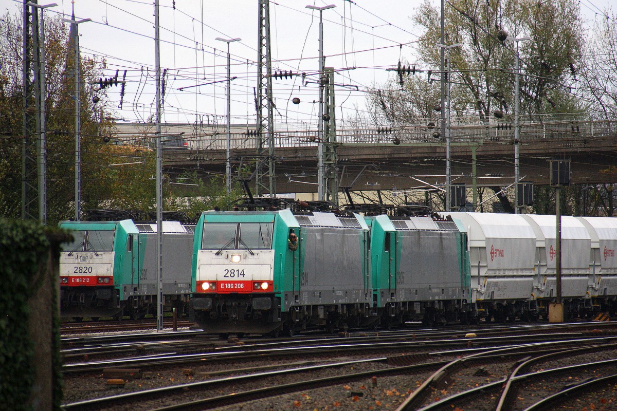 Zwei Cobra 2814 und 2805 kommen mit einem Kalkzug aus Yves-Gomezée(B) nach Millingen und fahren in Aachen-West ein. 
Aufgenommen vom Bahnsteig in Aachen-West.
Bei Regenwolken am 15.11.2015.