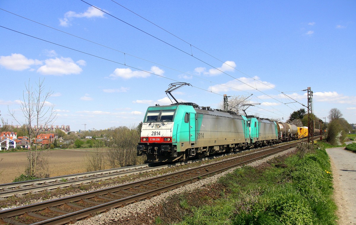 Zwei Cobra 2814 und 2822 kommen die Gemmenicher-Rampe hochgefahren aus Richtung Aachen-West mit schweren gemischten Güterzug aus Köln-Gremberg nach Antwerpen-Noord(B) und fahren in Richtung Gemmenicher-Tunnel,Botzelaer(B),Gemmenich(B),Nouvelaer(B),Moresnet(B),Moresnet-Chapelle(B),Montzen(B). 
Aufgenommen an der Montzenroute am Gemmenicher-Weg bei schönem Frühlingswetter am 18.4.2015.