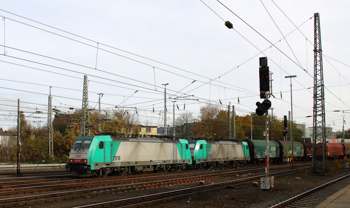 Zwei Cobra 2816 und 2828  kommen aus Richtung Köln,Aachen-Hbf,Aachen-Schanz mit einem langen gemischten Güterzug aus Köln-Gremberg nach Antwerpen-Noord(B) und fährt in Aachen-West ein. Aufgenommen vom Bahnsteig in Aachen-West. 
Bei schönem Herbstwetter am Mittag vom 8.11.2015.