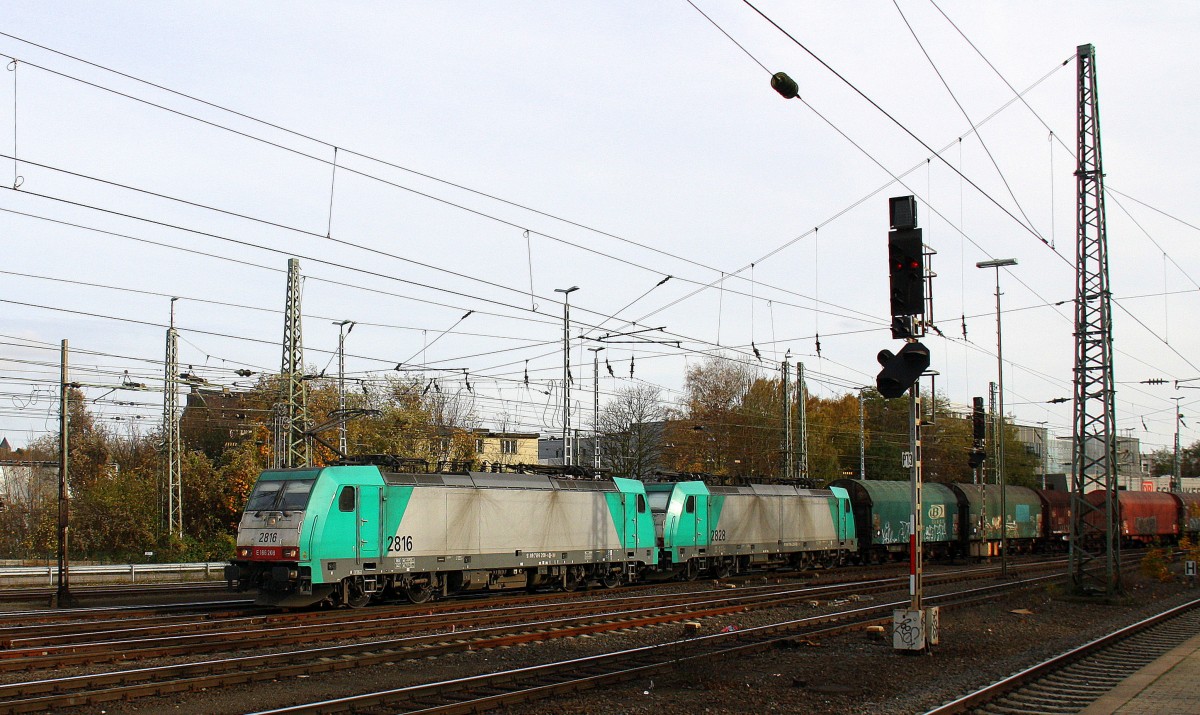 Zwei Cobra 2816 und 2828  kommen aus Richtung Köln,Aachen-Hbf,Aachen-Schanz mit einem langen gemischten Güterzug aus Köln-Gremberg nach Antwerpen-Noord(B) und fährt in Aachen-West ein. Aufgenommen vom Bahnsteig in Aachen-West. 
Bei schönem Herbstwetter am Mittag vom 8.11.2015.