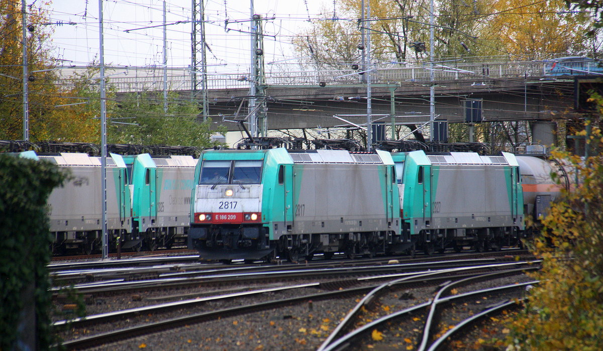Zwei Cobra 2817 und 2827 kommen aus Richtung Köln,Aachen-Hbf,Aachen-Schanz mit einem Güterzug aus Ludwigshafen-BASF(D) nach Antwerpen-BASF(B) und fahren in Aachen-West ein. 
Aufgenommen vom Bahnsteig in Aachen-West. 
Bei Sonnenschein und Wolken am Nachmittag vom 20.11.2016.