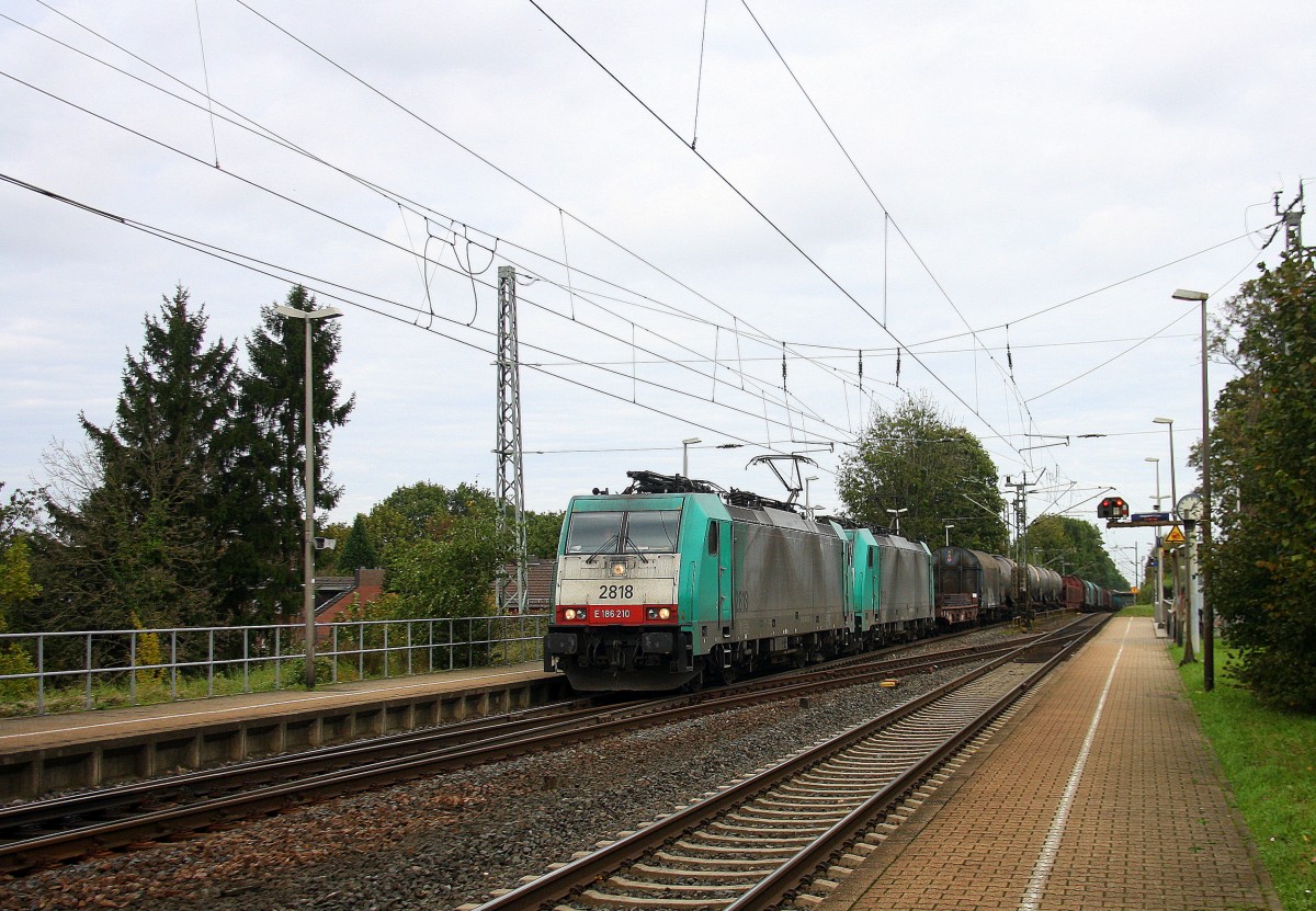 Zwei Cobra 2818 und 2819 kommen die  Kohlscheider-Rampe hoch nach Aachen-West als Umleiter mit einem langen gemiscten Güterzug aus Köln-Gremberg nach Antwerpen-Noord(B) und fahren durch Kohlscheid in Richtung Aachen-West.
Aufgenommen am 11.10.2014.  