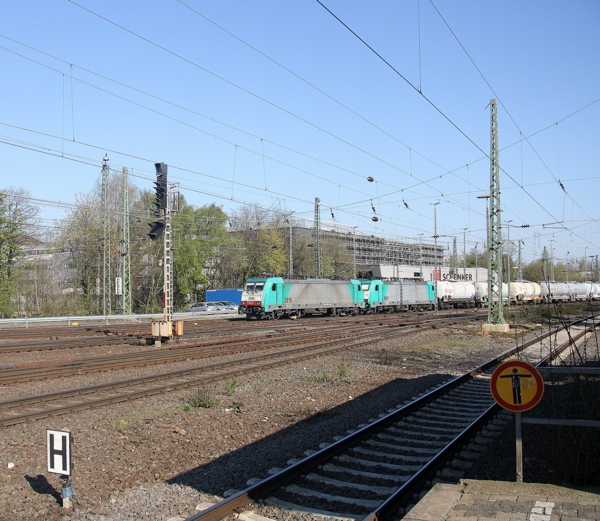 Zwei Cobra 2819 und 2807 kommen aus Richtung Montzen/Belgien mit einem kurzen Kesselzug aus Antwerpen-Kanaaldok(B) nach Millingen und fahren in Aachen-West ein.
Aufgenommen vom Bahnsteig in Aachen-West.
Bei schönem Frühlingswetter am Nachmittag vom 20.4.2015.