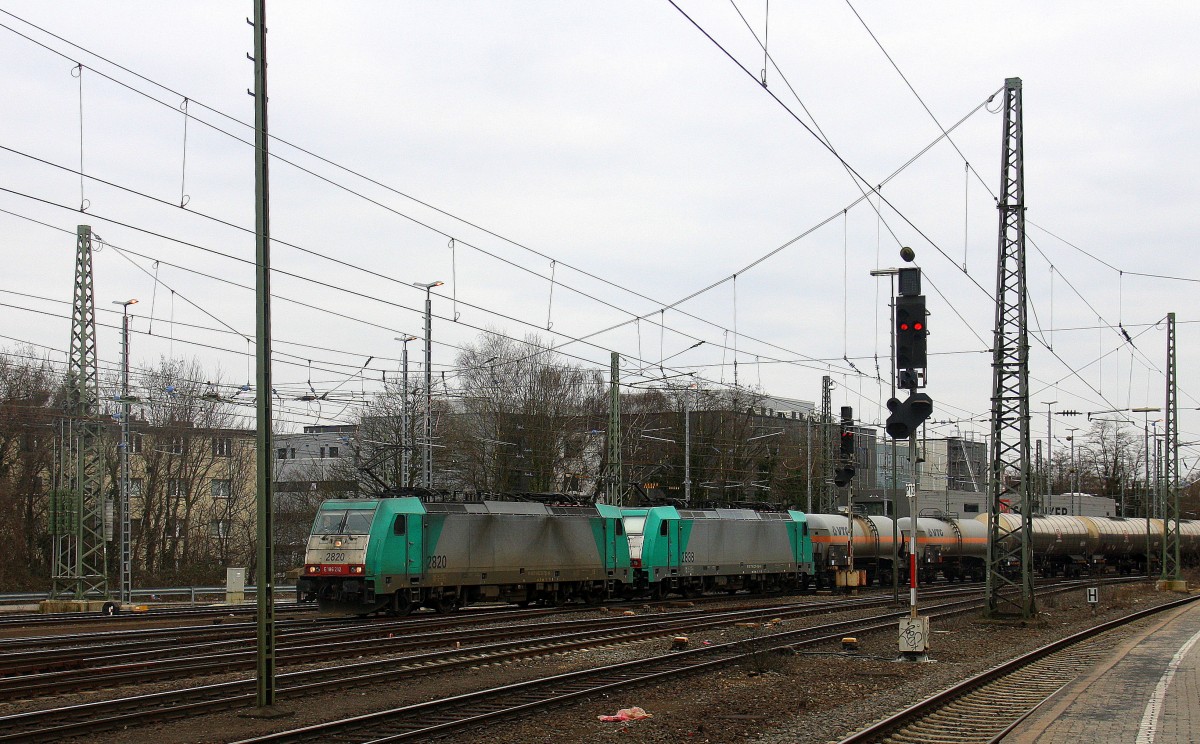 Zwei Cobra 2820 und 2838 kommen mit einem Kesselzug aus Antwerpen-BASF(B) nach Ludwigshafen-BASF(D) und fahren in Aachen-West ein.
Aufgenommen vom Bahnsteig in Aachen-West. 
Bei Wolken am Nachmittag vom 21.3.2016.