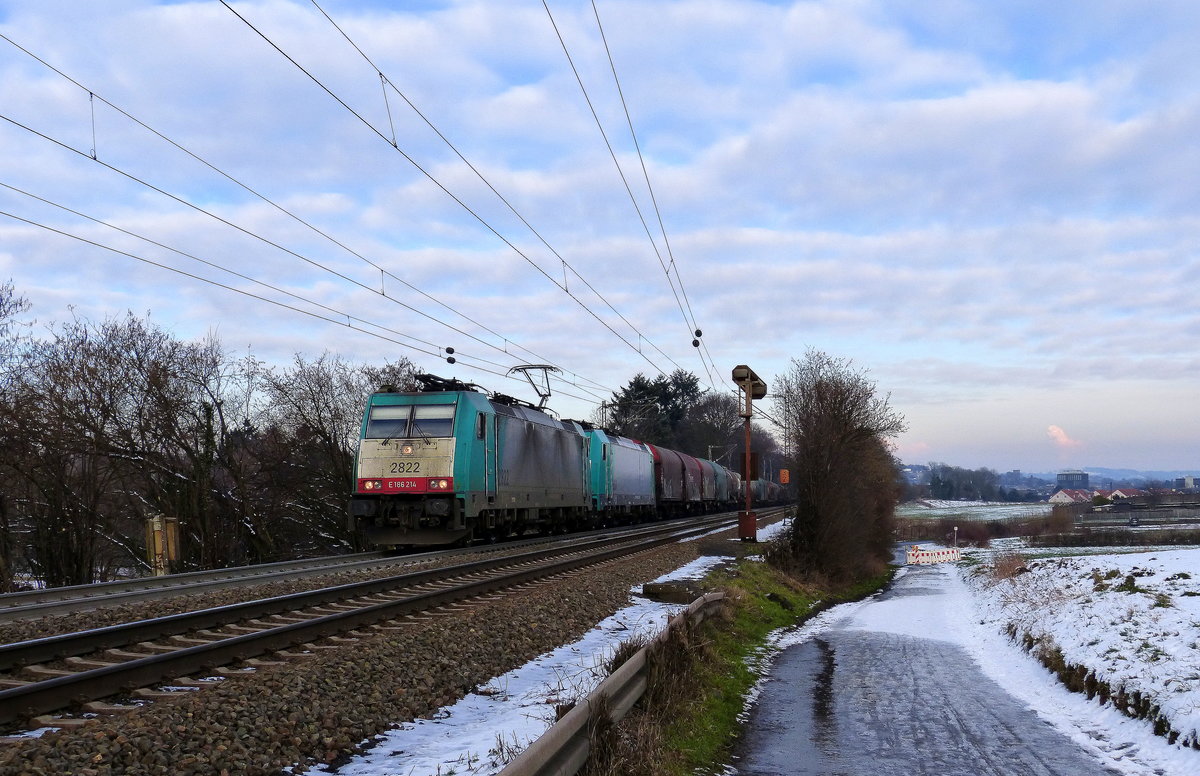 Zwei Cobra 2822 und 2837  kommen die Gemmenicher-Rampe hochgefahren aus Richtung Aachen-West mit einem schweren Güterzug aus Köln-Gremberg(D) nach Antwerpen-Noord(B) und fahren in Richtung Gemmenicher-Tunnel,Botzelaer(B),Gemmenich(B),Nouvelaer(B),Moresnet(B),Moresnet-Chapelle(B),Montzen(B). 
Aufgenommen an der Montzenroute am Gemmenicher-Weg. 
Bei Sonnenschein und Schnee am Kalten Nachmittag vom 8.2.2018.