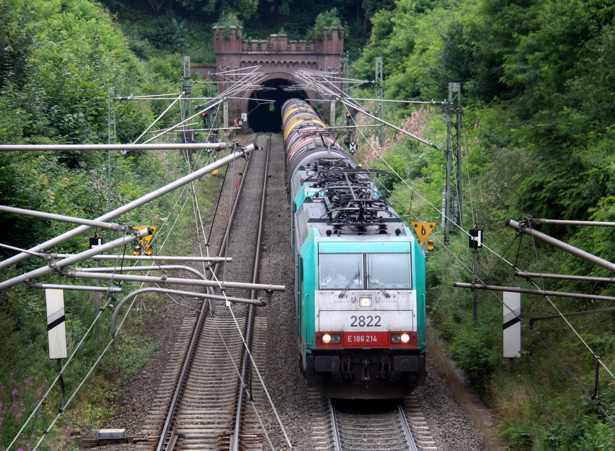 Zwei Cobra 2822 und 2839 kommen mit einem schweren Ölzug aus Antwerpen-Petrol(B) nach Basel(CH) aus dem Gemmenicher Tunnel raus  und fahren die Gemmenicher-Rampe hinunter nach Aachen-West. 
Aufgenommen bei Reinartzkehl an der Montzenroute.  
Am Morgen vom 8.8.2016.