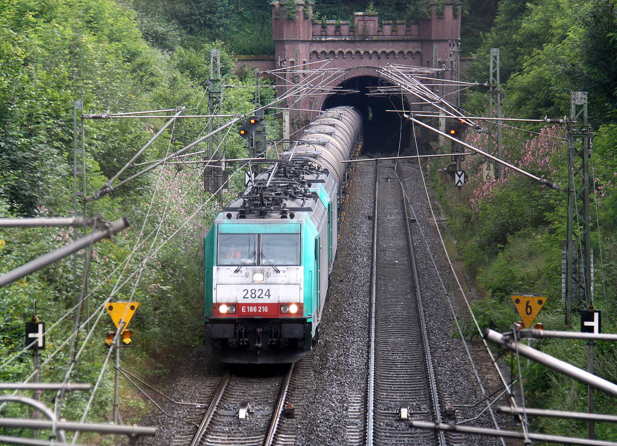 Zwei Cobra 2824 und 2823 kommen mit einem schweren Kesselzug aus Antwerpen-Noord(B) nach Burghausen-Wackerwerk(D) aus dem Gemmenicher Tunnel raus und fahren die Gemmenicher-Rampe hinunter nach Aachen-West. 
Aufgenommen bei Reinartzkehl an der Montzenroute.
Am 8.8.2016.