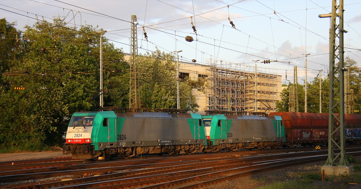 Zwei Cobra 2824 und 2826 kommen mit einem langen Kalkzug aus Yves-Gomezée(B) nach Millingen und fahren in Aachen-West ein. 
Aufgenommen vom Bahnsteig in Aachen-West bei Sonne und Wolken am Abend vom 9.5.2014.