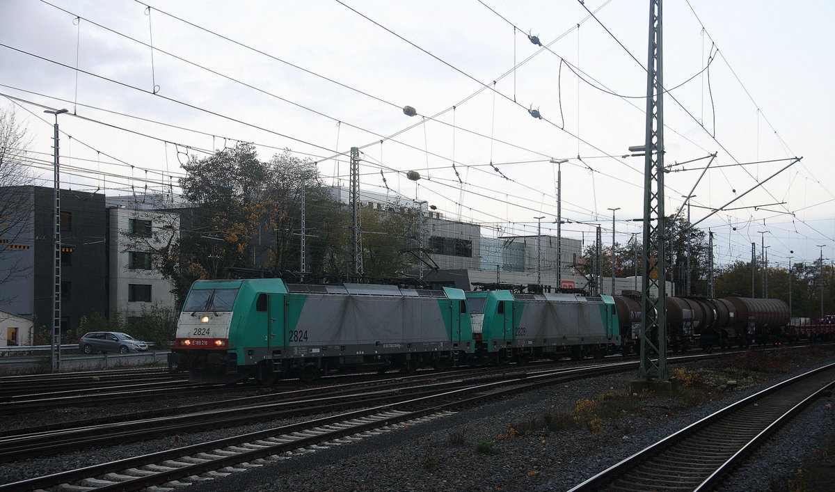 Zwei Cobra 2824 und 2828  kommen aus Richtung Köln,Aachen-Hbf,Aachen-Schanz mit einem Kesselzug aus Ludwigshafen-BASF(D) nach Antwerpen-BASF(B) und fahren in Aachen-West ein. Aufgenommen vom Bahnsteig in Aachen-West.
Am Kalten Nachmittag vom 19.11.2017.