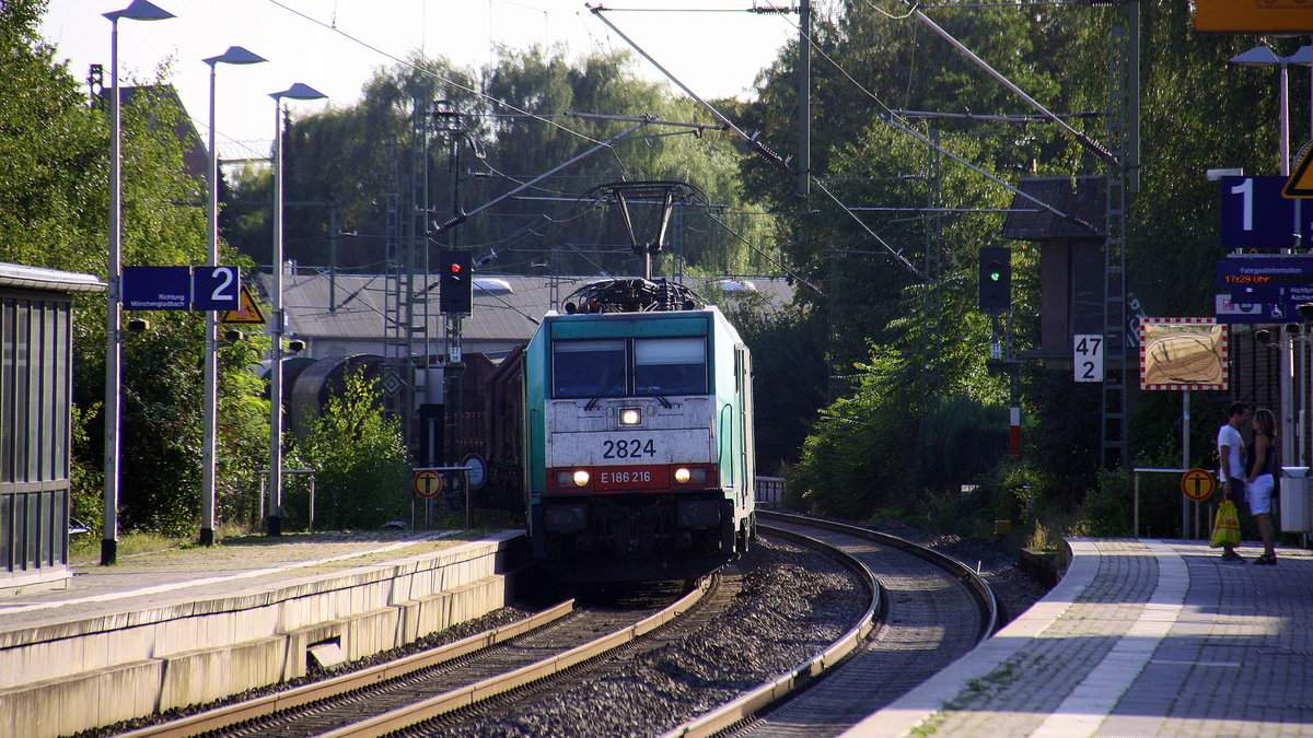 Zwei Cobra 2824 und 2829 kommen aus Richtung Aachen-West,Laurensberg,Richterich,Kohlscheid,Herzogenrath,Palenberg,Zweibrüggen,Frelenberg,Geilenkirchen,Süggerrath,Lindern,Brachelen,Hückelhoven-Baal,Baal und fahren duch Erkelenz mit einem Güterzug aus Belgien in Richtung Mönchengladbach.
Aufgenommen vom Bahnsteig 1 in Erkelenz. 
Bei Sommerwetter am Nachmittag vom 10.9.2016.