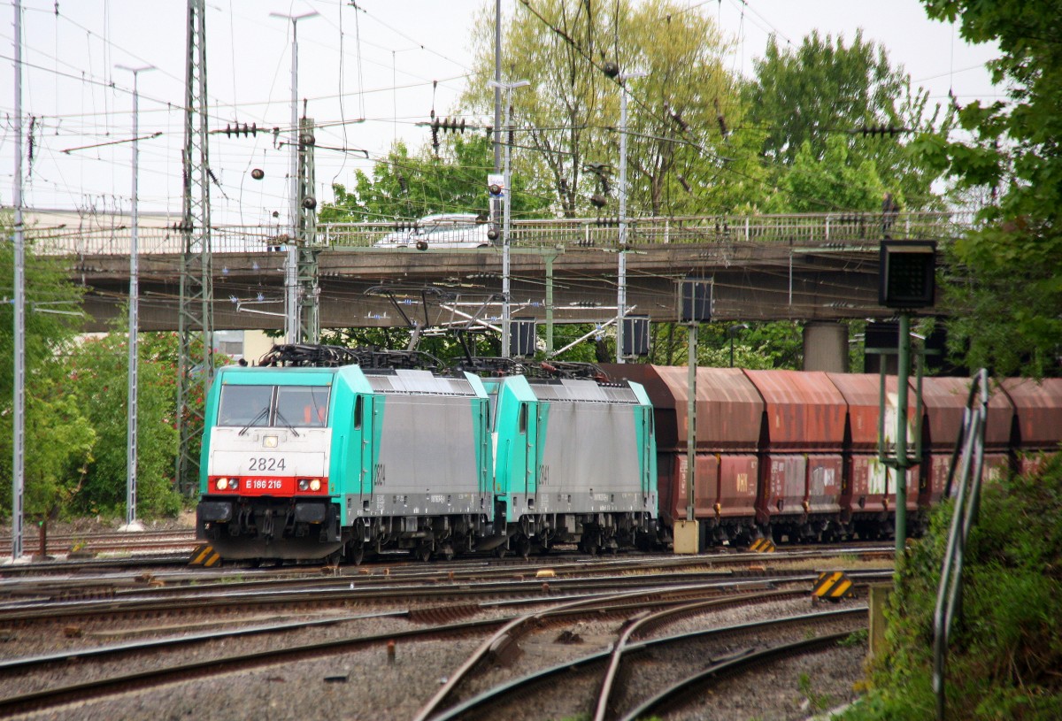 Zwei Cobra 2824 und 2841 kommen mit einem langen Kalkzug aus Yves-Gomezée(B) nach Millingen und fahren in Aachen-West ein. Aufgenommen vom Bahnsteig in Aachen-West bei Sonne und Wolken am Nachmittag vom 27.4.2014.