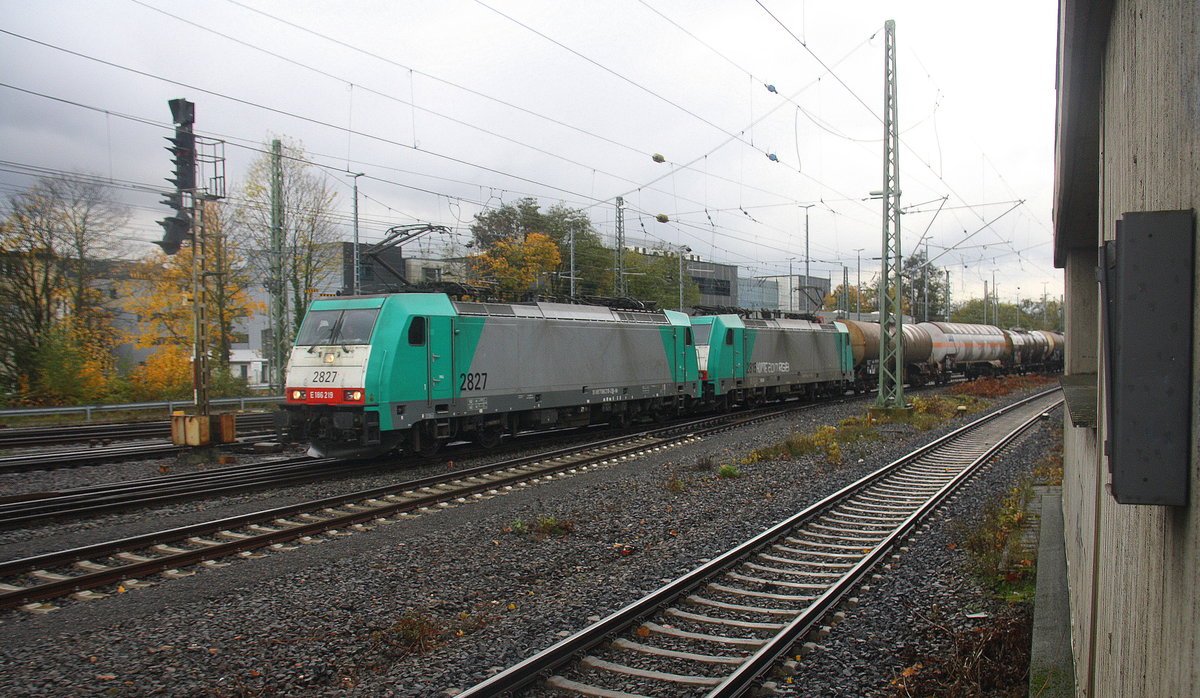 Zwei Cobra 2827 und 2815  kommen aus Richtung Köln,Aachen-Hbf,Aachen-Schanz mit einem Kesselzug aus Ludwigshafen-BASF(D) nach Antwerpen-BASF(B) und fahren in Aachen-West ein. Aufgenommen vom Bahnsteig in Aachen-West. 
Bei Regenwolken am Nachmittag vom 12.11.2017.