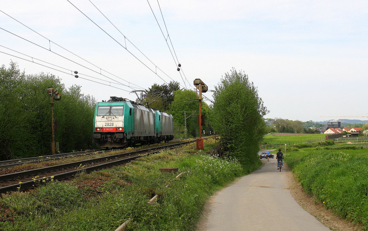Zwei Cobra 2828 und 2842  kommen als Lokzug von Aachen-West nach Belgien und fahren die Gemmenicher-Rampe hochgefahren aus Richtung Aachen-West und fahren in Richtung Gemmenicher-Tunnel,Botzelaer(B),Gemmenich(B),Nouvelaer(B),Moresnet(B),Moresnet-Chapelle(B),Montzen(B). 
Aufgenommen an der Montzenroute am Gemmenicher-Weg.
Bei Sonne und Wolken am Nachmittag vom 9.5.2016.