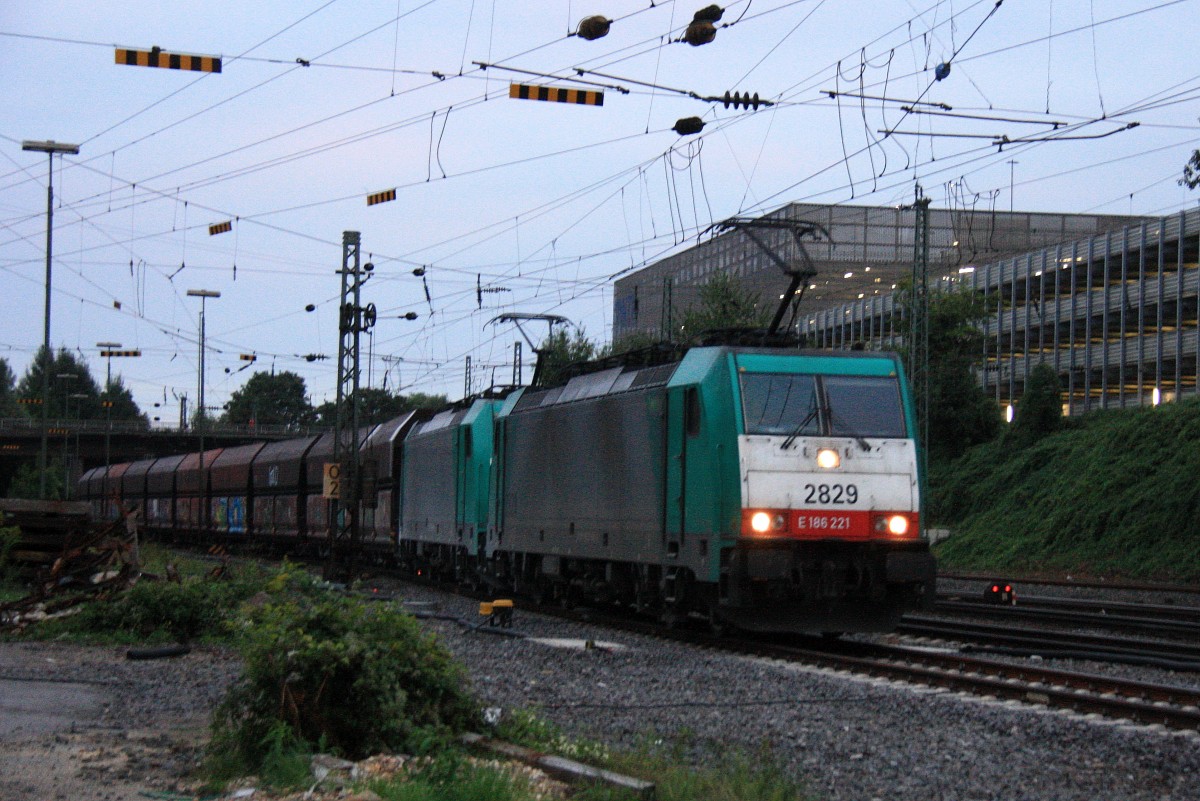 Zwei Cobra 2829 und 2814 kommen mit einem langen Kalkzug aus Yves-Gomeze(B) nach Millingen und fahren in Aachen-West ein in der Abendstimmung am 2.9.2013.