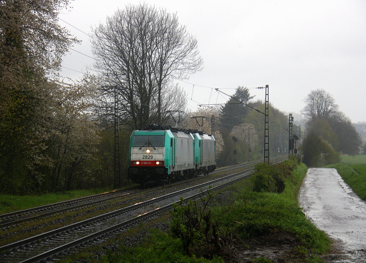 Zwei Cobra 2829 und 2839 kommen als Lokzug von Aachen-West nach Belgien und fahren die Gemmenicher-Rampe hochgefahren aus Richtung Aachen-West und fahren in Richtung Gemmenicher-Tunnel,Botzelaer(B),Gemmenich(B),Nouvelaer(B),Moresnet(B),Moresnet-Chapelle(B),Montzen(B). 
Aufgenommen an der Montzenroute am Gemmenicher-Weg.
Bei Regenwetter am 25.4.2016.
Und das ist mein 5900tes Bahnbild bei http://WWW.Bahnbilder de.
