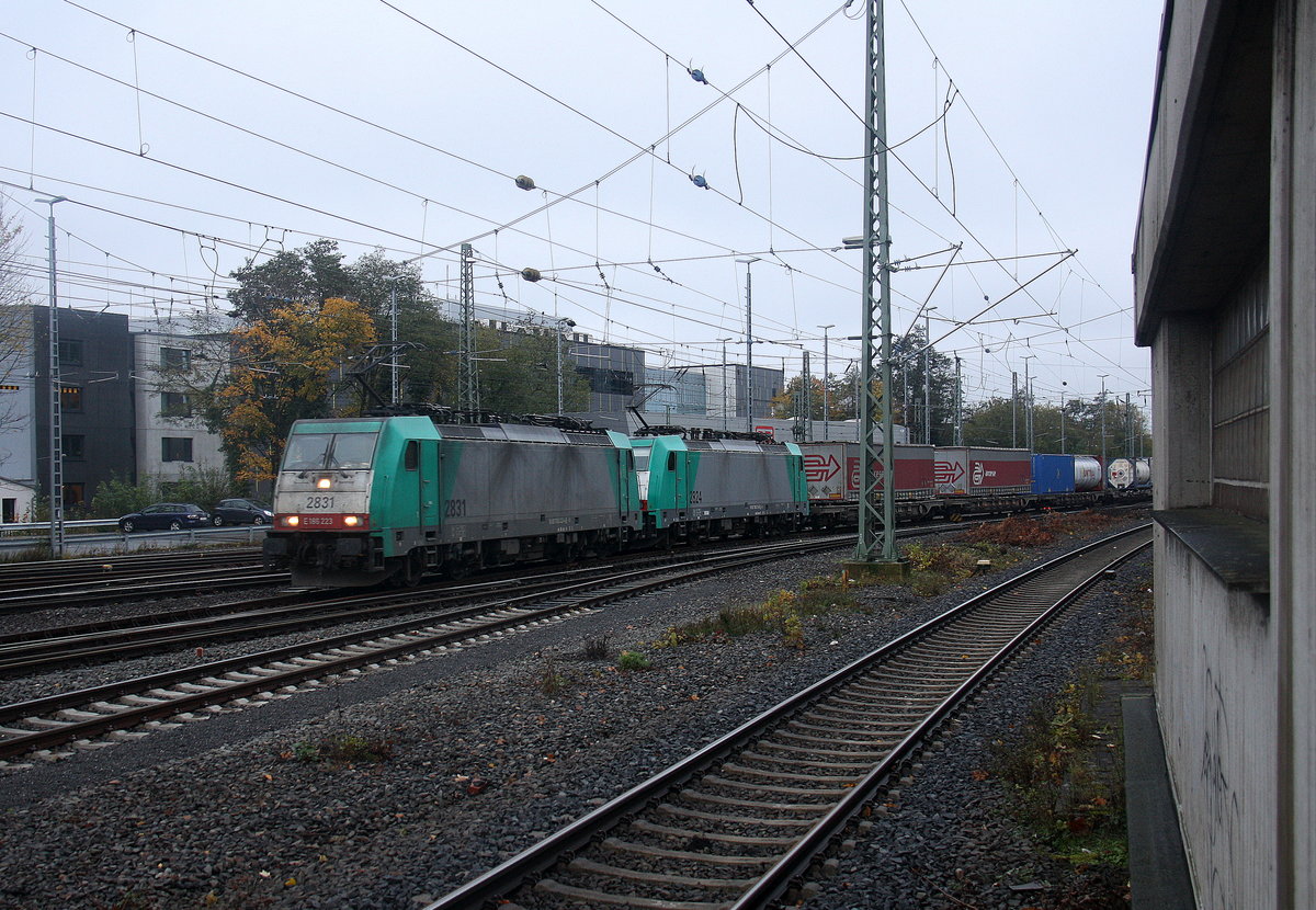 Zwei Cobra 2831 und 2824  kommen mit einem Containerzug aus Zeebrugge(B) nach Gallarate(I)  und fahren in Aachen-West ein.
Aufgenommen vom Bahnsteig in Aachen-West. 
Bei Regenwetter am Nachmittag vom 11.11.2017.