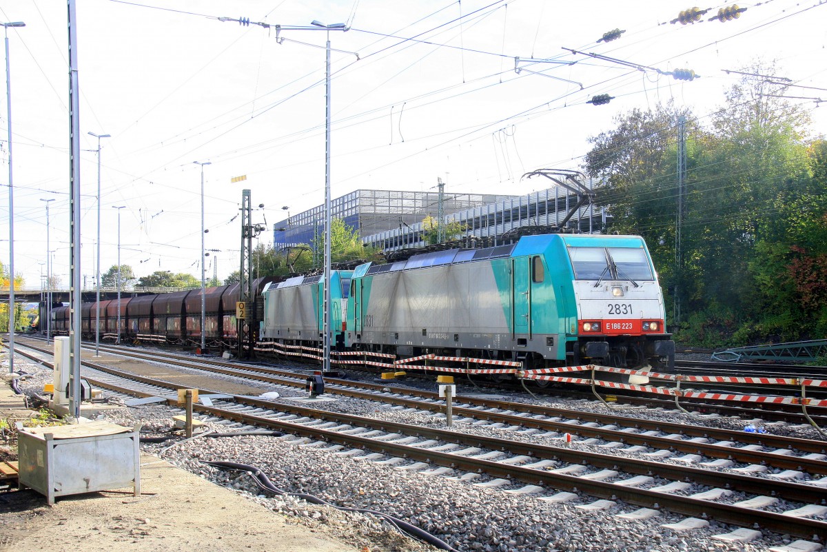 Zwei Cobra 2831 und 2824 kommen mit einem langen Kalkzug aus Yves-Gomez�e(B) nach Millingen und fahren in Aachen-West ein bei sch�nem Herbstwetter am 20.10.2013.