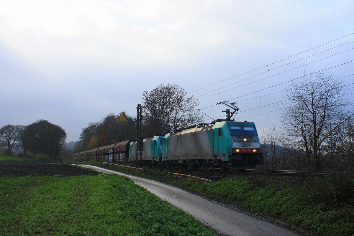 Zwei Cobra 2834 und 2804 kommen aus Richtung Montzen/Belgien mit einem langen Kalkzug aus Yves-Gomeze(B) nach Millingen und fahren die Rampe nach Aachen-West hinunter.
Aufgenommen an der Montzenroute am Gemmenicher-Weg bei Sonne und Wolken am 1.12.2013.
