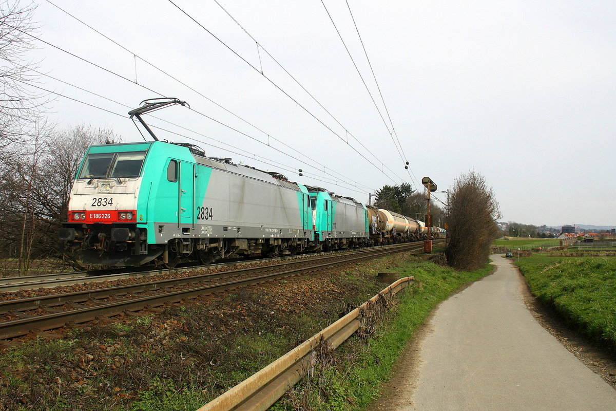Zwei Cobra 2834 und 2811  kommen die Gemmenicher-Rampe hochgefahren aus Richtung Aachen-West mit einem schweren gemischten Güterzug aus Köln-Gremberg nach Antwerpen-Noord(B) und fahren in Richtung Gemmenicher-Tunnel,Botzelaer(B),Gemmenich(B),Nouvelaer(B),Moresnet(B),Moresnet-Chapelle(B),Montzen(B). 
Aufgenommen an der Montzenroute am Gemmenicher-Weg. 
Bei Sonne und Wolken am 2.4.2016.