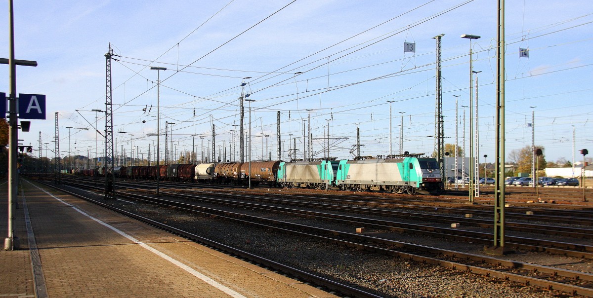 Zwei Cobra 2835 und 2823 fahren mit einem langen gemischten Güterzug aus Köln-Gremberg nach Antwerpen-Noord(B)  bei der Ausfahrt aus Aachen-West und fahren  in Richtung Montzen/Belgien. 
Aufgenommen vom Bahnsteig in Aachen-West bei tollen Novemberwetter am Nachmittag vom 8.11.2014.