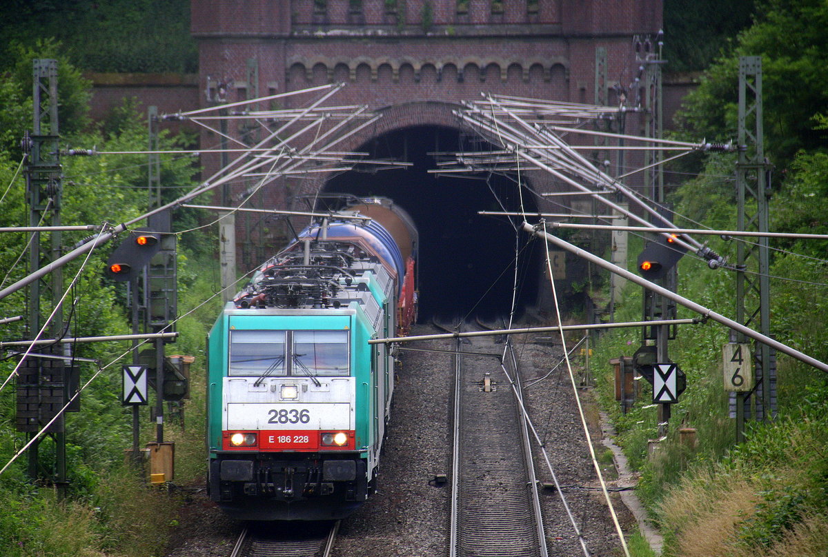 Zwei Cobra 2836 und 2808 kommen mit einem schweren Güterzug aus Antwerpen-Noord(B) nach Köln-Gremberg(D) aus dem Gemmenicher Tunnel raus und fahren die Gemmenicher-Rampe hinunter nach Aachen-West. 
Aufgenommen bei Reinartzkehl an der Montzenroute.
Bei Sommerwetter am Abend vom 9.7.2016.