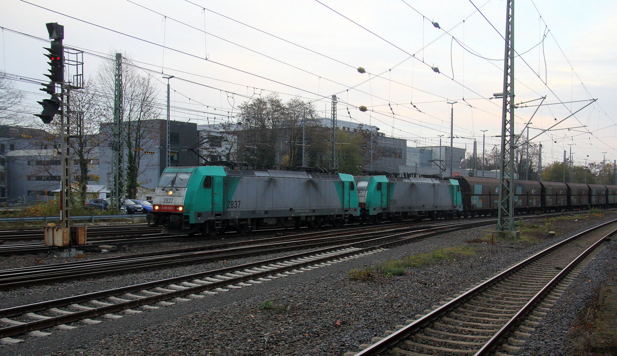 Zwei Cobra 2837 und 2839 kommen mit einem Kohlenzug aus Antwerpen-Zandvliet(B) nach Dillingen(an der Saar) und fahren in Aachen-West ein. 
Aufgenommen vom Bahnsteig in Aachen-West.
Bei Sonne und  Wolken am Kalten Nachmittag vom 21.11.2018.
