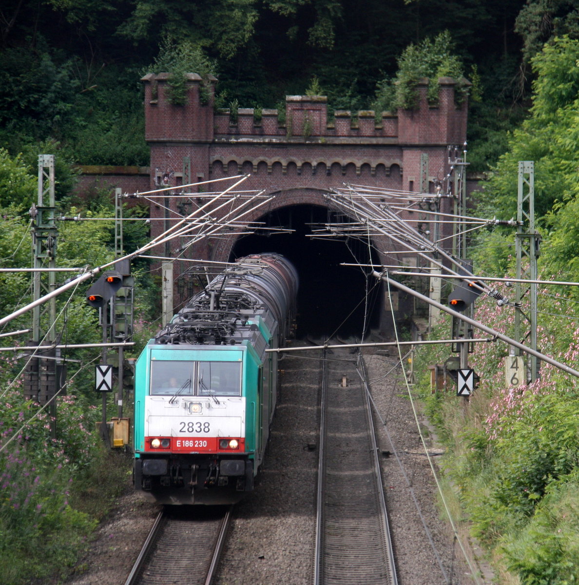 Zwei Cobra 2838 und 2827 kommen mit einem schweren Ölzug aus Antwerpen-Petrol(B) nach Basel(CH) aus dem Gemmenicher Tunnel raus und fahren die Gemmenicher-Rampe hinunter nach Aachen-West. 
Aufgenommen bei Reinartzkehl an der Montzenroute.
Am Vormittag vom 11.8.2016.