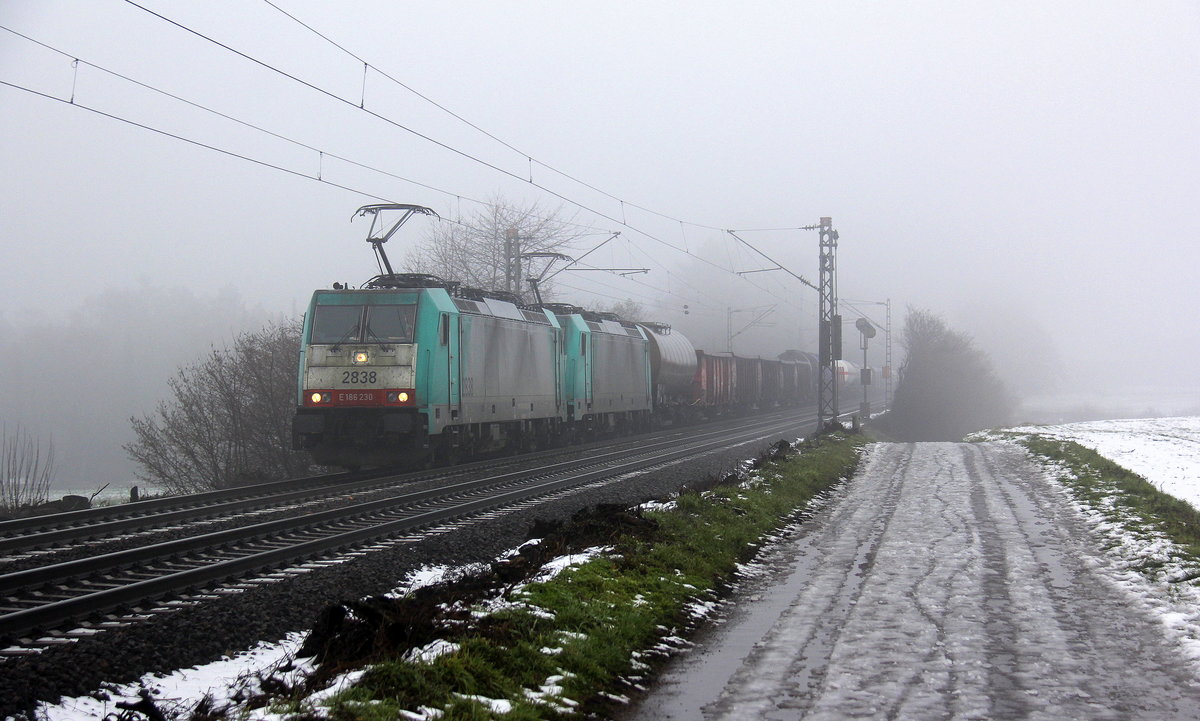 Zwei Cobra 2838 und 2840 kommen die Gemmenicher-Rampe hochgefahren aus Richtung Aachen-West mit einem schweren gemischten Güterzug aus Köln-Gremberg nach Antwerpen-Noord(B) und fahren in Richtung Gemmenicher-Tunnel,Botzelaer(B),Gemmenich(B),Nouvelaer(B),Moresnet(B),Moresnet-Chapelle(B),Montzen(B). 
Aufgenommen an der Montzenroute am Gemmenicher-Weg.
Bei Schnee und Nebel am Kalten Mittag vom 2.2.2019.