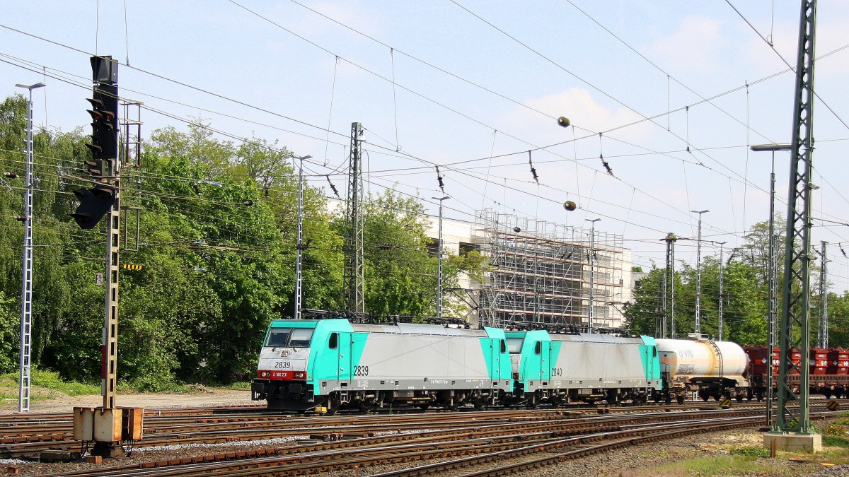 Zwei Cobra 2839 und 2840 kommen aus Richtung Köln,Aachen-Hbf mit einem langen gemischten Güterzug aus Köln-Greberg nach Antwerpen-Noord(B) und fahren in Aachen-West ein.
Aufgenommen vom Bahnsteig in Aachen-West bei schönem Sonnenschein am Nachmittag vom 4.5.2014.