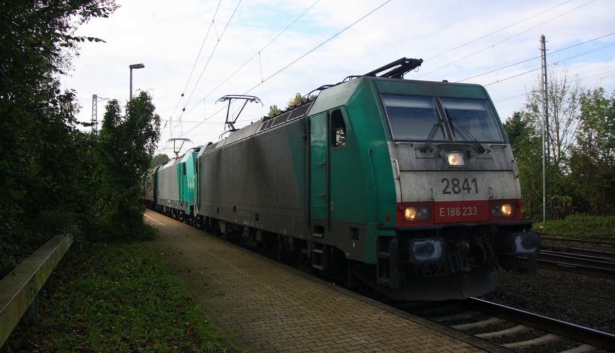 Zwei Cobra 2841 und 2831 kommen als Umleiter aus Richtung Aachen-West mit einem langen gemischten Güterzug aus Antwerpen-Noord(B) nach Köln-Gremberg und fahren durch Kohlscheid in Richtung Herzogenrath,Neuss.
Aufgenommen am 11.10.2014. 