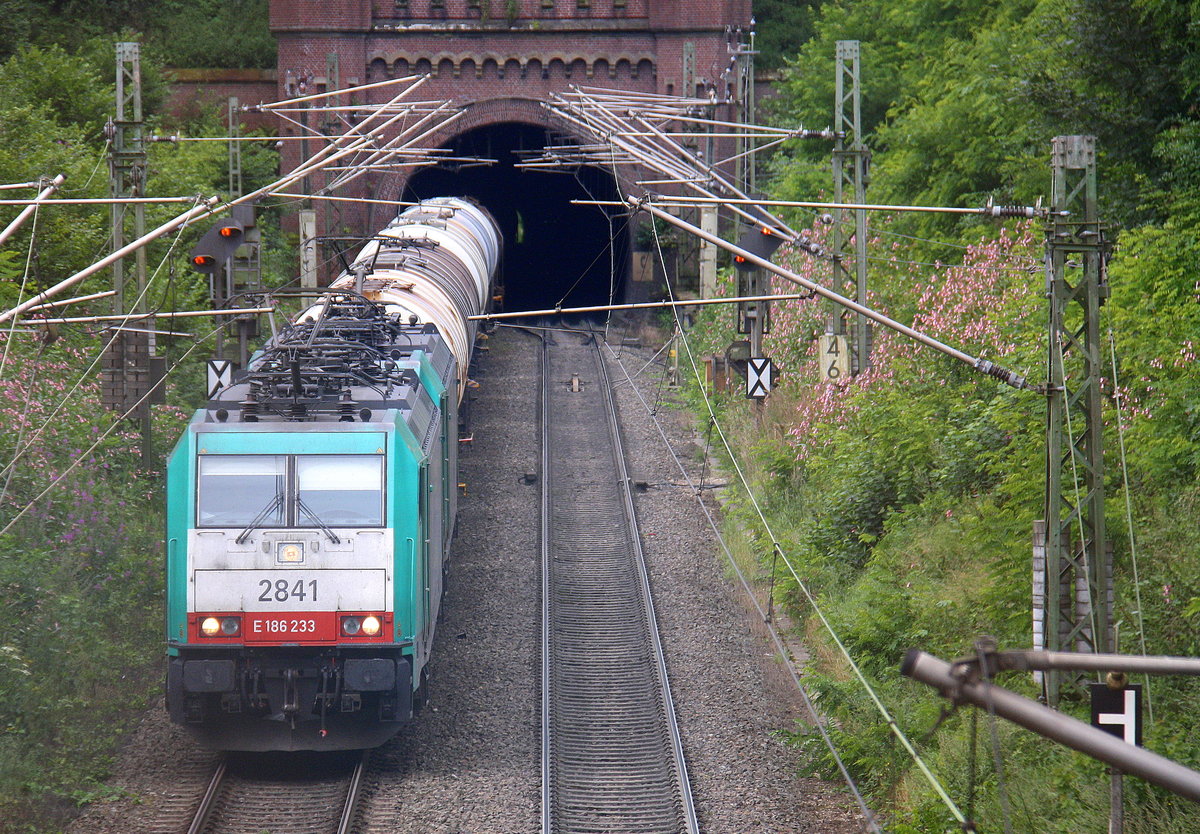 Zwei Cobra 2841 und 2839 kommen mit einem schweren Güterzug aus Antwerpen-Noord(B) nach Köln-Gremberg(D) aus dem Gemmenicher Tunnel raus und fahren die Gemmenicher-Rampe hinunter nach Aachen-West. 
Aufgenommen bei Reinartzkehl an der Montzenroute.
Am 11.8.2016.