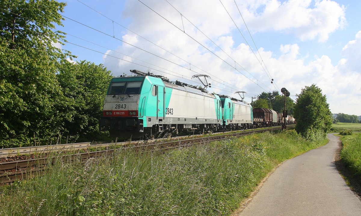 Zwei Cobra 2843 und 2807  kommen die Gemmenicher-Rampe hochgefahren aus Richtung Aachen-West mit einem schweren gemischten Güterzug aus Köln-Gremberg nach Antwerpen-Noord(B) und fahren in Richtung Gemmenicher-Tunnel,Botzelaer(B),Gemmenich(B),Nouvelaer(B),Moresnet(B),Moresnet-Chapelle(B),Montzen(B). 
Aufgenommen an der Montzenroute am Gemmenicher-Weg.
Bei Sonne und Wolken am 30.5.2015.