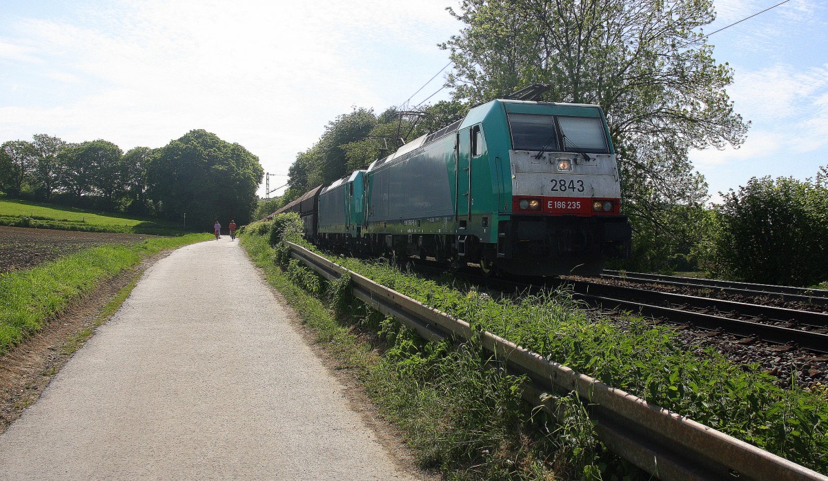 Zwei Cobra 2843 und 2824 kommen aus Richtung Montzen/Belgien mit einem langen Kalkzug aus Yves-Gomezée(B) nach Millingen und fahren die Rampe nach Aachen-West hinunter. 
Aufgenommen an der Montzenroute am Gemmenicher-Weg.
Bei schönem Frühlingswetter am Nachmittag vom 13.5.2015.