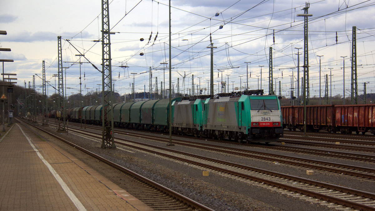 Zwei Cobra 2843 und 2827 stehen in Aachen-West mit einem Güterzug.
Aufgenommen vom Bahnsteig in Aachen-West. 
Bei Sonne und Regenwolken am Nachmittag vom 30.3.2018.