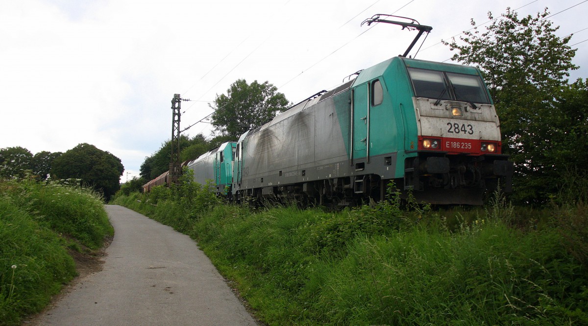 Zwei Cobra 2843 und 2829  kommen aus Richtung Montzen/Belgien mit einem langen Kalkzug aus Yves-Gomezée(B) nach Millingen und fahren die Rampe nach Aachen-West hinunter.
Aufgenommen an der Montzenroute am Gemmenicher-Weg bei Sonne und Gewitterwolken am Nachmittag vom 3.8.2014. 