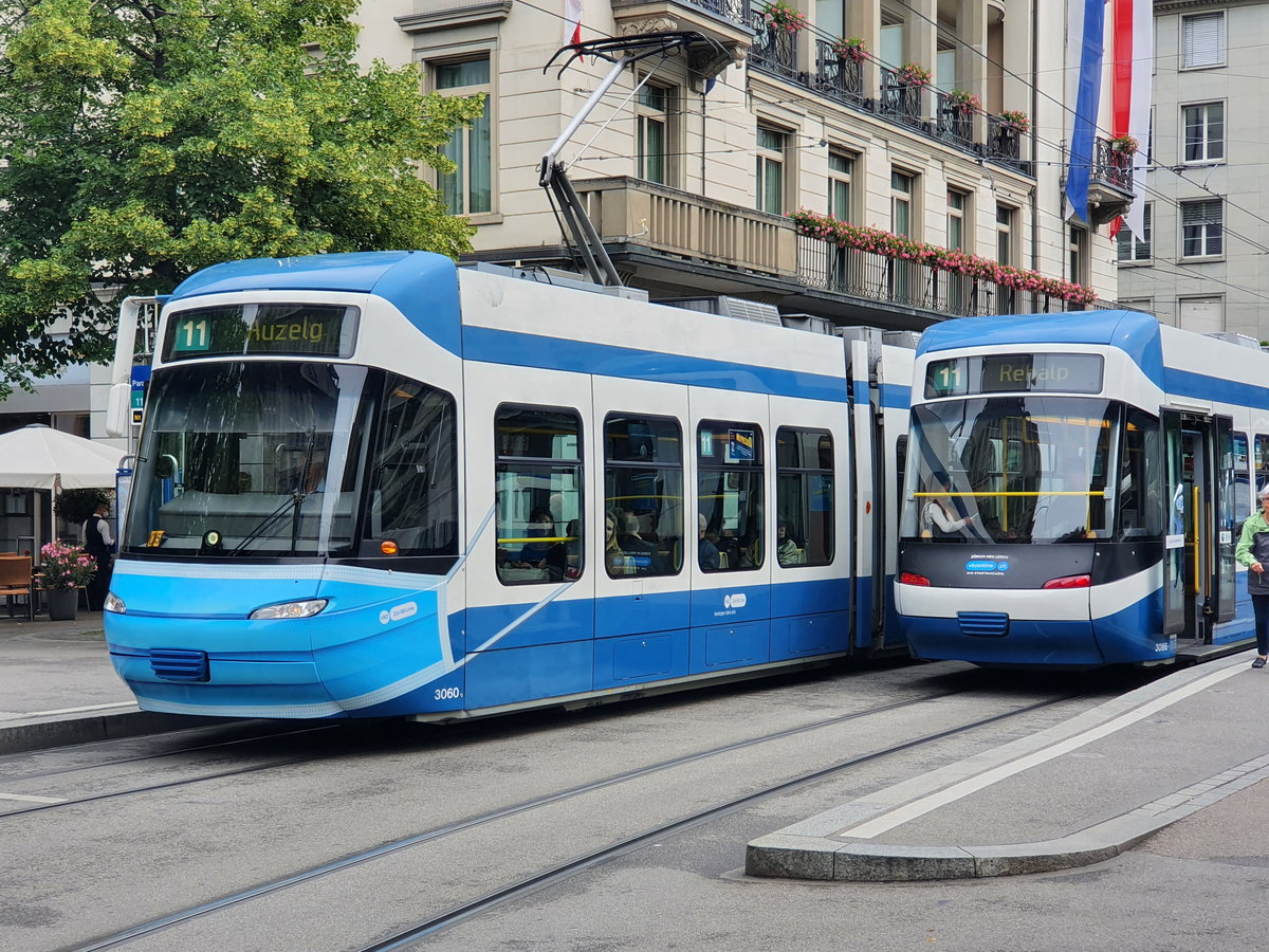 Zwei Cobra-Straßenbahnen auf der Linie 11 am Paradeplatz in Zürich. Zug 3060 ganz vorbildlich mit Maske, 19.06.2020.