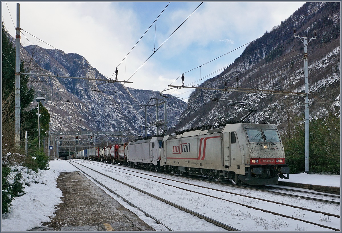 Zwei Crossrail 186, mit der Spitzenlok 186 905, haben Varzo erreicht und müssen hier eine Überholung abwarten.
14. Jan. 2017