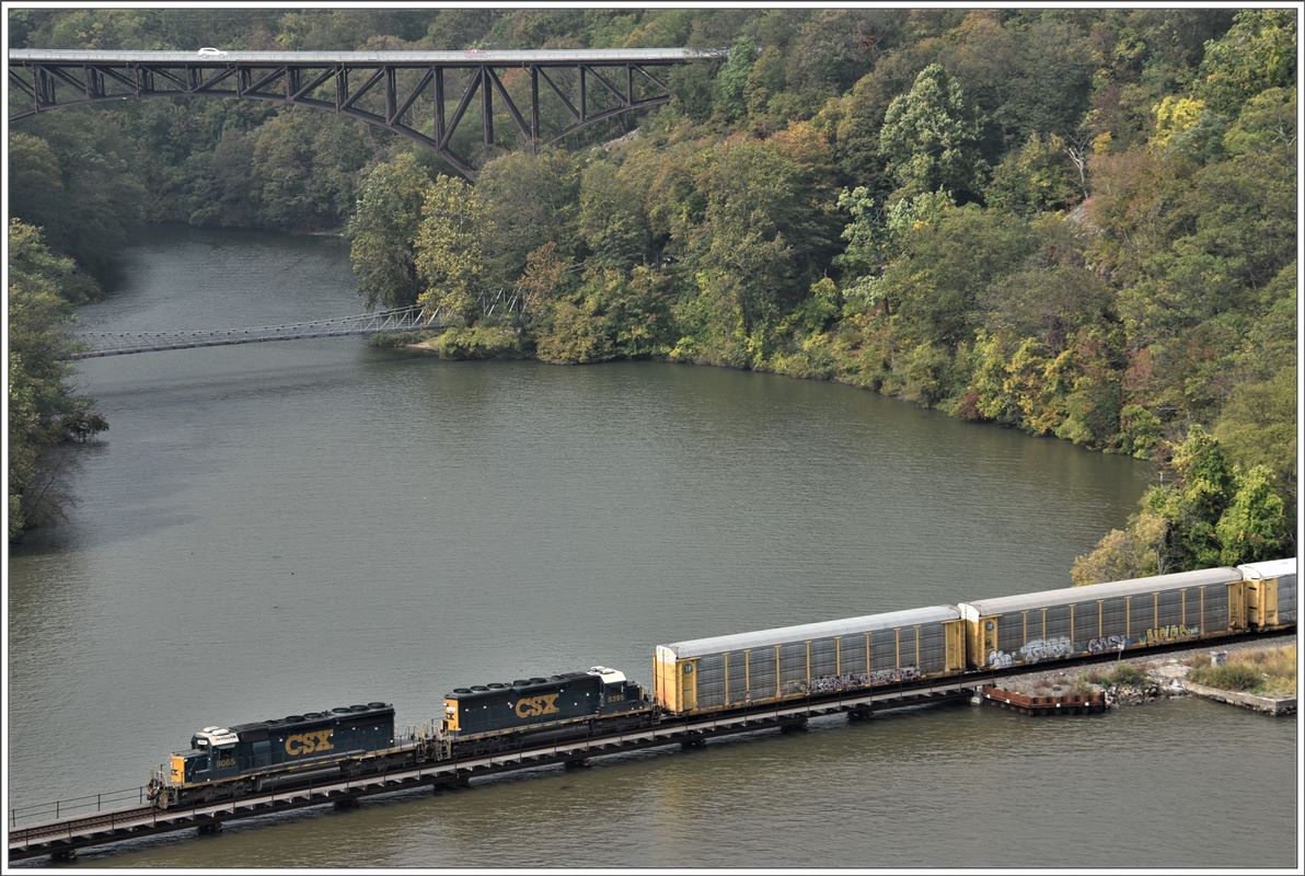 Zwei CSX Loks der Gattung SD-40/45/60 ziehen den Zug beinahe auf Wasserhöhe südwärts unter der Bear Mountain Bridge hindurch. (07.10.2017)