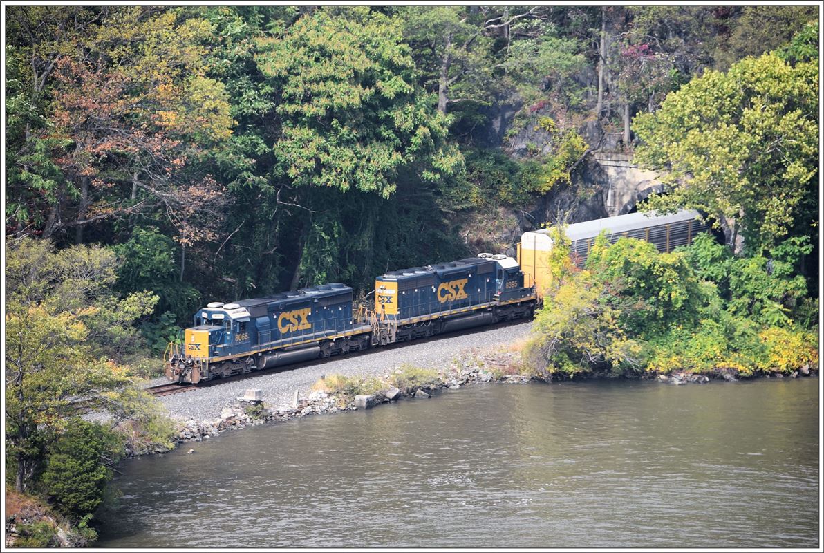 Zwei CSX Loks der Gattung SD-40/45/60 ziehen den Zug beinahe auf Wasserhöhe südwärts unter der Bear Mountain Bridge hindurch. (07.10.2017)