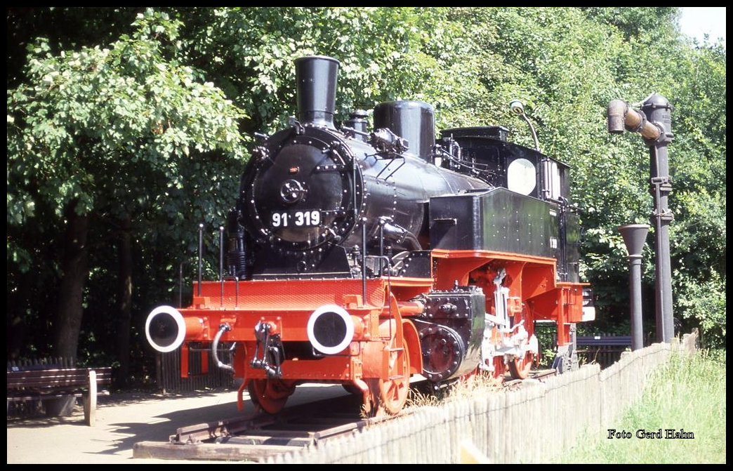 Zwei Dampflokomotiven der Georgs Marien Hütten Eisenbahn haben überlebt! Als Denkmal wurde die letzte Streckenlok der GME, Lok 5, in Münster Gremmendorf aufgestellt. MIt der Nummer 91318 steht sie heute noch immer sinnbildlich für den  Pingel Anton . Die Aufnahme entstand am9.7.1993.
