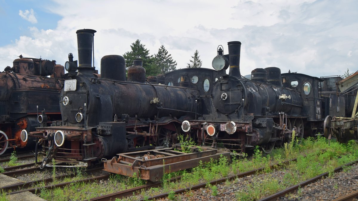 Zwei Dampfloks älterer Generation ausgestellt im Bahnmuseum Sibiu. Aufnahme vom 29.07.2018.