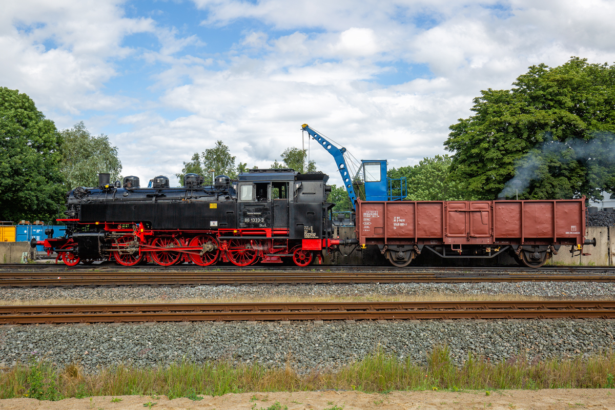 Zwei Dampfloks der BR 86 (1333 u. 1744) werden in Putbus vorbereiet für die „Historischen Fahrten“ zwischen Bergen auf Rügen und Lauterbach Mole. - 08.07.2020
