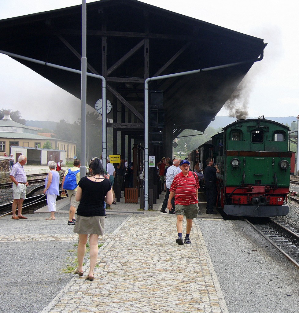 Zwei Dampfloks stehen mit einem Personenzug  abfahrbereit in Dippoldiswalde(D).
Aufgenommen vom Bahnsteig in Dippoldiswalde(D).
Bei Sommerwetter am Nachmittag vom 18.7.2015.