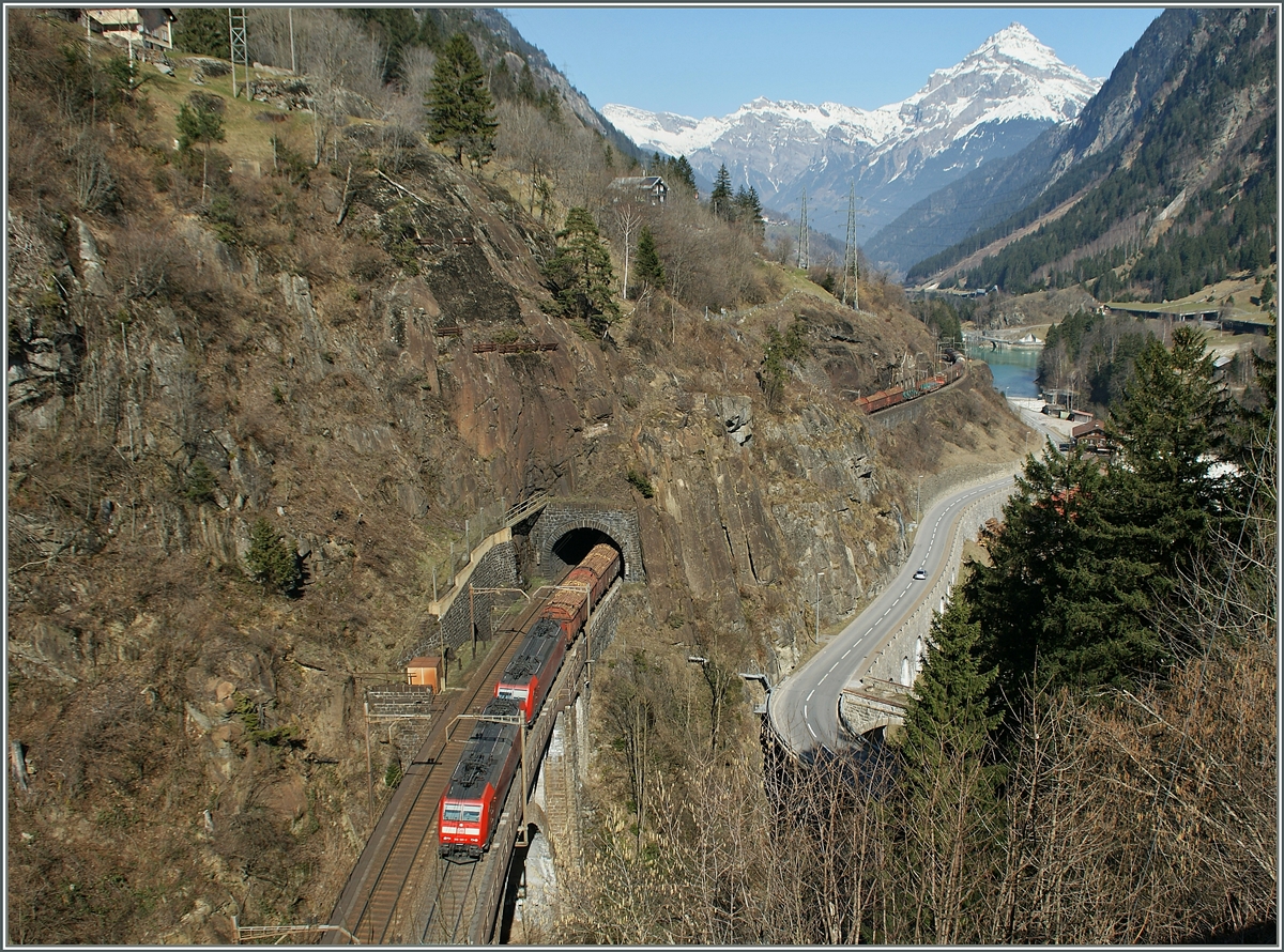 Zwei DB 185 haben den kurzen Mühletunnel verlassen und fahren nun über die Untere Meinenreussbrücke. 
14. März 2014