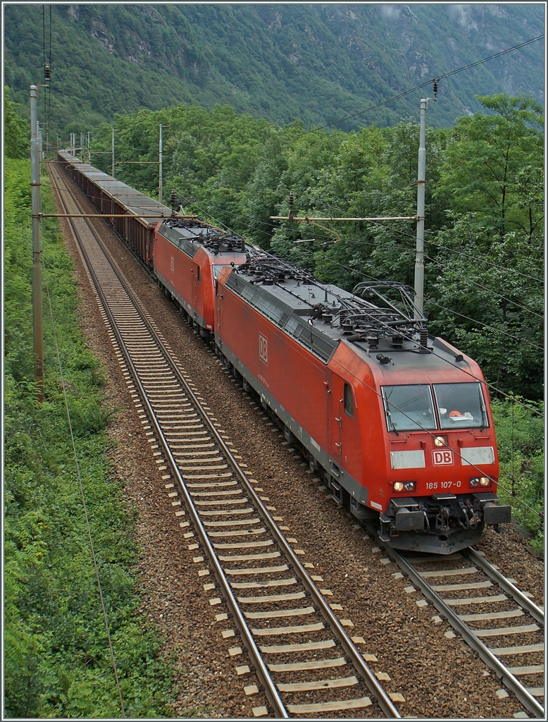 Zwei DB 185 unter italienischer Fahrleitung kurz vor Varzo auf dem Weg nach Norden.
2. Juli 2014